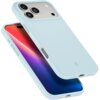 Jasnoniebieskie etui na telefon z trzema wycięciami na aparaty i logo producenta w dolnej części. Etui jest dopasowane do telefonu z widocznym ekranem o gradientowym tle w odcieniach czerwieni i fioletu.