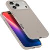 Na zdjęciu widoczne jest etui w kolorze kamiennym, przeznaczone do telefonu Apple iPhone 17 Pro Max, z trzema otworami na aparaty oraz logo producenta. Etui ma gładką powierzchnię i wycięcia na przyciski oraz porty.
