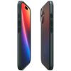 Zielone etui na telefon z widocznymi przyciskami bocznymi i otworami na aparat, zaprojektowane dla modelu Apple iPhone 17. Na etui znajduje się subtelne logo producenta.