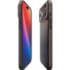 Na zdjęciu widoczne jest szare etui na telefon z trzema przyciskami po bokach oraz otworami na aparat. Etui ma gładką powierzchnię i jest zaprezentowane z dwóch perspektyw, z przodu i z tyłu.