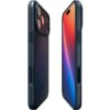Grafitowe etui na telefon z widocznymi wycięciami na przyciski i aparat, zaprojektowane dla Apple iPhone 17 Pro Max, z logo producenta umieszczonym na dolnej części. Etui jest kompatybilne z technologią MagSafe.