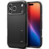 Czarne etui na telefon z trzema dużymi otworami na aparaty i jednym mniejszym, posiada wbudowaną podpórkę z napisem "Spigen". Obok etui widoczny jest telefon z kolorowym, gradientowym ekranem.