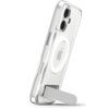 Przezroczysto-białe etui na telefon z widocznym okrągłym wzorem MagSafe i metalową podpórką. Etui posiada wycięcia na przyciski i aparat z dwoma obiektywami.