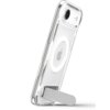 Przezroczysto-białe etui na telefon z widocznym logo Apple oraz okrągłym wzorem MagSafe, wyposażone w metalową podpórkę. Etui jest założone na telefon, ukazując tylną kamerę i przyciski boczne.