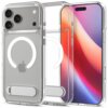 Przezroczysto-białe etui na telefon z widocznym logo w kształcie jabłka oraz okrągłym wzorem MagSafe, obok którego znajduje się telefon z kolorowym ekranem. Etui posiada wbudowaną podpórkę na tylnej części.