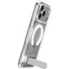 Przezroczysto-białe etui na telefon z widocznym okrągłym wzorem MagSafe oraz metalową podpórką. Etui posiada wycięcia na przyciski i aparat z trzema obiektywami.