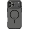 Czarne etui na telefon z trzema dużymi otworami na aparaty oraz mniejszymi na lampę i czujniki, posiada przezroczysty tył z widocznym symbolem MagSafe i logo w kształcie jabłka. Produkt ma solidne, matowe wykończenie z wyraźnie zaznaczonymi krawędziami.