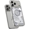 Przezroczyste etui na telefon z widocznymi elementami wewnętrznymi, takimi jak okrągły wzór i różne detale techniczne, z napisem "spigen ZeroOne Edition" oraz "GENERATION 1". W tle widoczny jest telefon z trzema obiektywami aparatu.