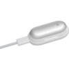 Srebrny dyktafon o opływowym kształcie z małym otworem i symbolem na powierzchni, podłączony do kabla. Produkt jest przedstawiony na białym tle.