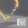 Przezroczyste etui z żółtymi akcentami jest pokazane na szarym tle. Obok etui widnieje tekst: "MILITARY DROP TEST STANDARDS MIL-STD810G-516.6".