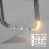 Przezroczyste etui z zaokrąglonymi krawędziami, z widocznym efektem świetlnym na jednym z rogów. Obok znajduje się tekst: "MILITARY DROP TEST STANDARDS MIL-STD810G-516.6".