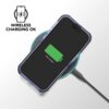 Przezroczyste etui na telefon leży na bezprzewodowej ładowarce, a ekran telefonu pokazuje ikonę naładowanej baterii z napisem "100% Charged". Obok znajduje się symbol telefonu z piorunem i tekst "WIRELESS CHARGING OK".