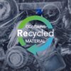 Na zdjęciu widoczne są różne plastikowe opakowania i butelki, a na ich tle znajduje się napis "CONTAINS Recycled MATERIAL" otoczony zielono-niebieską strzałką w kształcie koła.