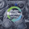 Na zdjęciu widoczne są różne przezroczyste plastikowe opakowania i butelki, na których nałożony jest symbol recyklingu w formie zielono-niebieskiej strzałki. Wewnątrz strzałki znajduje się tekst: "CONTAINS Recycled MATERIAL".