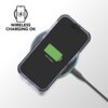 Przezroczyste etui na telefon komórkowy znajduje się na bezprzewodowej ładowarce, a ekran telefonu pokazuje ikonę naładowanej baterii z napisem "100% Charged". Obok widoczna jest grafika z ikoną telefonu i napisem "WIRELESS CHARGING OK".