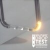 Przezroczysto-różowe etui z zaokrąglonymi krawędziami, z widocznym efektem świetlnym na rogu. Obok znajduje się tekst: "MILITARY DROP TEST STANDARDS MIL-STD810G-516.6".
