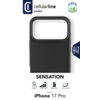 Czarne etui na telefon z dużym otworem na aparat, z widocznymi napisami: "cellularline protect", "SENSATION", "Designed for: iPhone 17 Pro". Na etui znajdują się ikony z opisami: "Soft Touch", "Protection Level", "Soft Microfiber", "Corner Protection", or