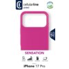 Różowe etui na telefon z dużym otworem na aparat, z logo "cellularline protect" oraz napisami: "SENSATION", "iPhone 17 Pro". Widoczne ikony oznaczają: "Soft Touch", "Protection Level", "Soft Microfiber", "Corner Protection", a dodatkowy symbol informuje, 