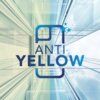 Na zdjęciu widoczny jest napis "ANTI YELLOW" na tle szklanej fasady budynku, z trzema niebieskimi gwiazdkami obok litery "I". Tło jest w odcieniach niebieskiego i zielonego, z widocznym niebem i chmurami.