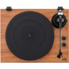 Drewniany gramofon z czarnym talerzem i ramieniem, z widocznymi dwoma pokrętłami oznaczonymi jako "PITCH" i "33 1/3, 45, OFF". W prawym dolnym rogu znajduje się logo "JVC".