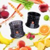 Na zdjęciu widoczne są dwa czarne elementy wyciskarki wolnoobrotowej na tle różnych owoców i warzyw, takich jak burak, marchew, seler, jabłko, limonka, pomarańcza, banan, maliny, brzoskwinie i ananas. Elementy mają cylindryczny kształt z pomarańczowymi i 
