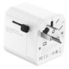 Biały adapter podróżny z różnymi wtyczkami oznaczonymi jako USA, CN i UK, posiada czarny przycisk oraz widoczne oznaczenia: "Max.10 / Max.2500W/100-250V~ Adapter(AC/AC) does not convert voltage. Indoor use only". Na produkcie znajdują się także symbole ce