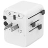 Biały adapter podróżny z widocznymi trzema wysuwanymi wtyczkami oznaczonymi jako EU, USA/AUS i UK oraz napisami "SPARE FUSE" i "FUSE". Adapter ma kompaktowy, sześcienny kształt z zaokrąglonymi krawędziami.