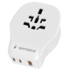 Biały adapter podróżny z uniwersalnym gniazdem i dwoma portami USB, na którym widnieje logo "gembird". Adapter ma zaokrąglony kształt i gładką powierzchnię.