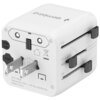 Biały adapter podróżny z widocznymi trzema wysuwanymi wtyczkami oznaczonymi jako EU, USA/AUS i UK oraz napisami: "gembird", "SPARE FUSE", "FUSE", "M/N: 1005N", "Rating: 100-250V~ 10A Max. 2500W Max", "Made in China". Na powierzchni znajdują się również sy