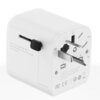 Biały adapter podróżny z widocznymi wtyczkami oznaczonymi jako CN, USA i UK oraz gniazdem USB. Na obudowie znajdują się napisy: "Max. 10A / Max. 2500W (100-250V~) Adapter (AC/AC) does not convert voltage. Indoor use only" oraz symbole certyfikacyjne.