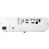 Biały projektor z różnorodnymi portami i złączami, w tym HDMI, VGA, audio oraz Ethernet, z widocznym napisem "LASER" na obudowie. Po lewej stronie znajduje się gniazdo zasilania.