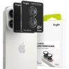 Na zdjęciu widoczny jest telefon z dwoma dużymi obiektywami aparatu, obok którego znajdują się dwie czarne nakładki na obiektyw z napisem "Ringke CAMERA LENS FRAME GLASS Tempered Glass Lens Protector" oraz "LIVE A BETTER DAY, RINGKE www.ringke.com". W tle