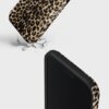 Etui z wzorem w cętki leoparda, z widocznym logo "BURGA", przedstawione jest w dynamicznej kompozycji, gdzie jego dolna część wydaje się uderzać w powierzchnię, powodując pęknięcia. Produkt ma czarne wykończenie wewnętrzne, a jego krawędzie są zaokrąglone