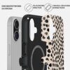 Etui BURGA Tough MagSafe do Apple iPhone 17 Almond Latte przedstawione jest z dwuwarstwową ochroną, z silikonowym wnętrzem i twardą obudową zewnętrzną. Na etui widoczny jest wzór w czarne kropki na beżowym tle, a obok znajduje się telefon z dwoma obiektyw
