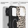 Etui BURGA Tough MagSafe do Apple iPhone 17 Pro Max Almond Latte z dwuwarstwową ochroną, posiada silikonowe wnętrze i twardą obudowę zewnętrzną z wzorem w czarne plamki na beżowym tle. Widoczny jest fragment telefonu z trzema obiektywami aparatu.