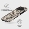 Etui na telefon z wzorem w czarne plamki na jasnym tle, z widocznymi trzema otworami na aparaty. Obok etui znajdują się grafiki z tekstem: "Błyszcząca, odporna na zarysowania powierzchnia" oraz "Dostęp do wszystkich gniazd".