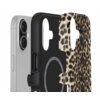Na zdjęciu widoczne jest etui na telefon z wzorem w cętki, obok którego znajduje się telefon z dwoma obiektywami aparatu. Etui ma czarną wewnętrzną część z okrągłym wycięciem, prawdopodobnie na magnes MagSafe.