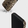 Etui z wzorem w cętki leoparda, z widocznym logo "BURGA", przedstawione jest w dynamicznej scenie, gdzie uderza w powierzchnię, powodując pęknięcia. Produkt ma czarne wykończenie wewnętrzne i jest przeznaczony do telefonu Apple iPhone 17.