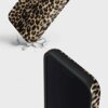 Etui z wzorem w cętki leoparda, z widocznym logo "BURGA", przedstawione jest w dynamicznej kompozycji, gdzie jedno z ujęć pokazuje efektowne pęknięcie powierzchni pod nim. Produkt ma zaokrąglone krawędzie i ciemne wnętrze.