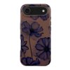 Etui na telefon z ciemnym, kwiatowym wzorem w odcieniach fioletu i granatu, z widocznym logo "BURGA" na dole. W górnej części znajduje się wycięcie na aparat z dwoma otworami.