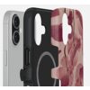 Na zdjęciu widoczne są trzy elementy: telefon z dwoma obiektywami aparatu, czarne etui z okrągłym wzorem oraz różowe etui z motywem kwiatowym. Etui mają wycięcia na aparat i przyciski telefonu.