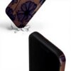 Etui BURGA Tough MagSafe do Apple iPhone 17 Velvet Night przedstawione jest w dwóch ujęciach: jedno pokazuje etui z kwiatowym wzorem w odcieniach fioletu, a drugie zbliżenie na jego krawędź. Na etui widoczny jest napis "BURGA".