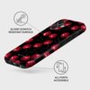 Czarne etui na telefon z wzorem czerwonych wiśni, z widocznymi napisami: "GLOSSY SCRATCH RESISTANT SURFACE" oraz "ALL PORTS ACCESSIBLE". Na etui znajduje się logo "BURGA".