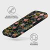 Etui na telefon z kwiatowym wzorem, z widocznymi napisami: "GLOSSY SCRATCH RESISTANT SURFACE" oraz "ALL PORTS ACCESSIBLE". Produkt ma błyszczącą powierzchnię odporną na zarysowania i zapewnia dostęp do wszystkich portów.