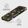 Etui na telefon z kwiatowym wzorem, z widocznymi trzema otworami na aparaty, posiada oznaczenia: "GLOSSY SCRATCH RESISTANT SURFACE" oraz "ALL PORTS ACCESSIBLE". Tło jest jasnoszare, a etui ma ciemne tło z różnokolorowymi kwiatami.