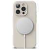 Na zdjęciu widoczne jest beżowe etui na telefon z trzema dużymi otworami na aparaty oraz przymocowaną okrągłą, srebrną ładowarką MagSafe z kablem. Etui ma gładką powierzchnię i jest dopasowane do kształtu telefonu.