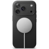 Czarne etui na telefon z trzema widocznymi obiektywami aparatu oraz okrągłym, srebrnym elementem MagSafe z podłączonym kablem. Etui ma gładką powierzchnię i wycięcia na aparat oraz inne elementy telefonu.