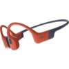 Czerwone słuchawki z elastycznym pałąkiem, na którym znajduje się logo "SHOKZ". Produkt ma nowoczesny design i jest przeznaczony do użytku w wodzie.