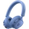 Na zdjęciu widoczne są niebieskie słuchawki nauszne z napisem "SOUND BY BOSE" na pałąku. Na nauszniku znajduje się logo w kształcie stylizowanej litery "b".