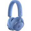 Na zdjęciu widoczne są niebieskie słuchawki nauszne z logo w kształcie litery "b" na nauszniku. Na pałąku znajduje się napis "SOUND BY BOSE".